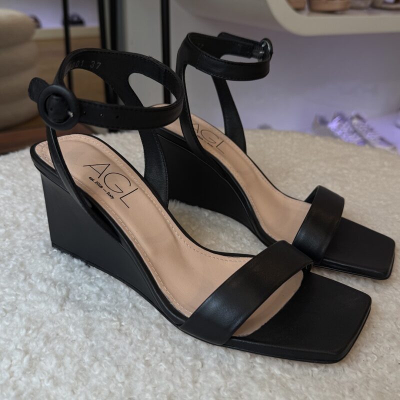 Mimi Sandal